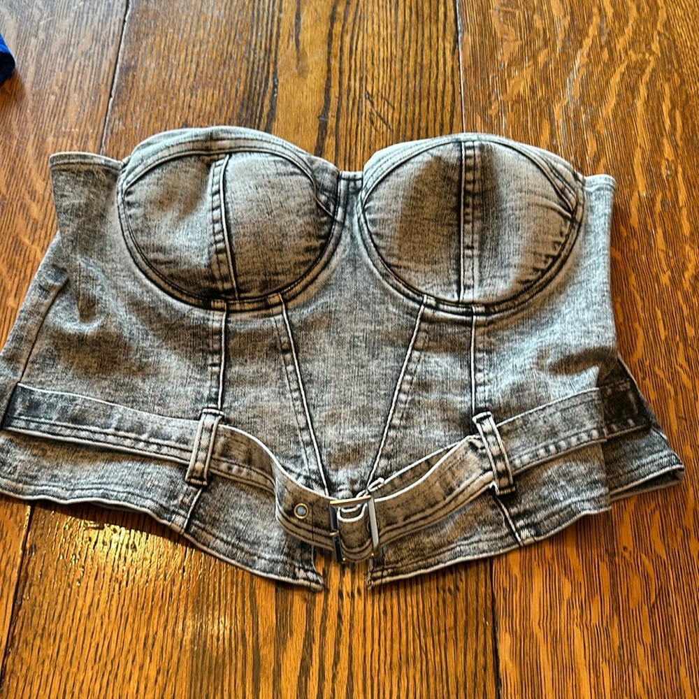 Say What Small crop top belt strapless
